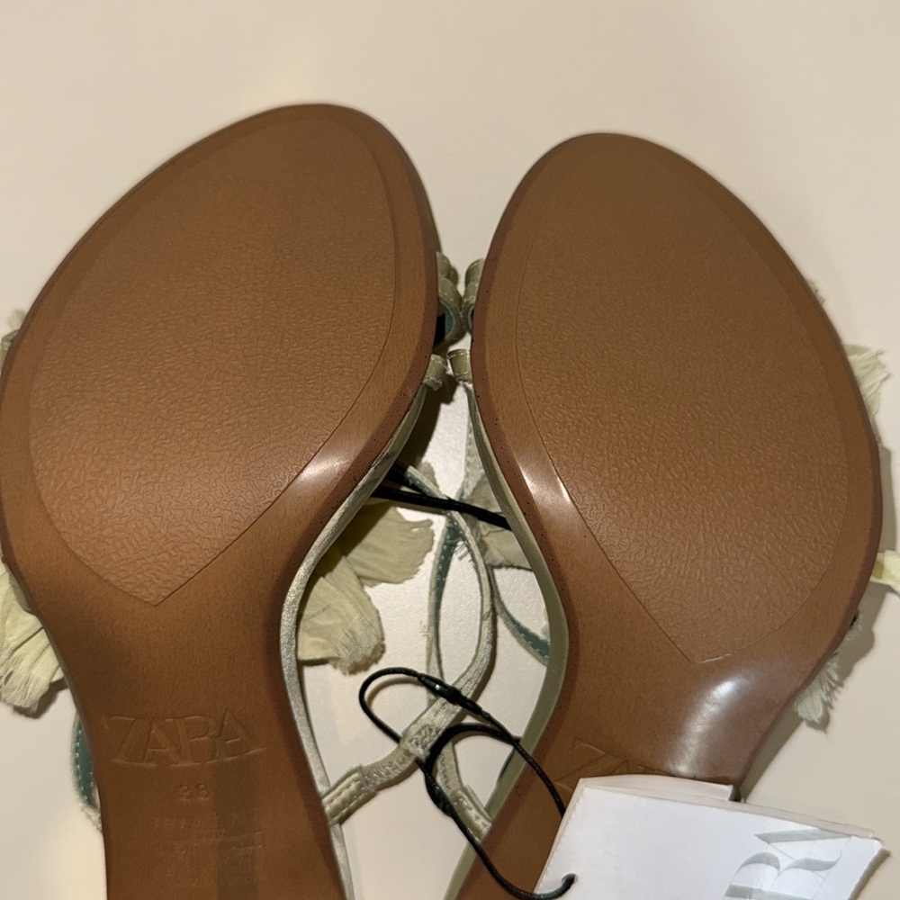 Zara‎ Healed Sandals With Maxi Flowers - Picture 12 of 17